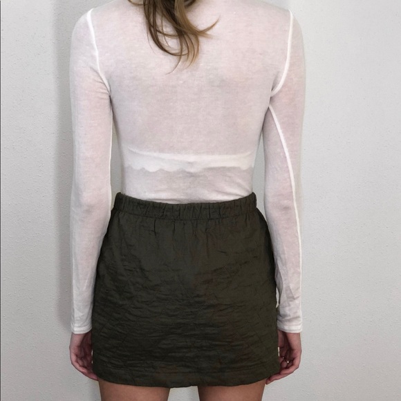 BCBG green quilted miniskirt - Picture 3 of 3